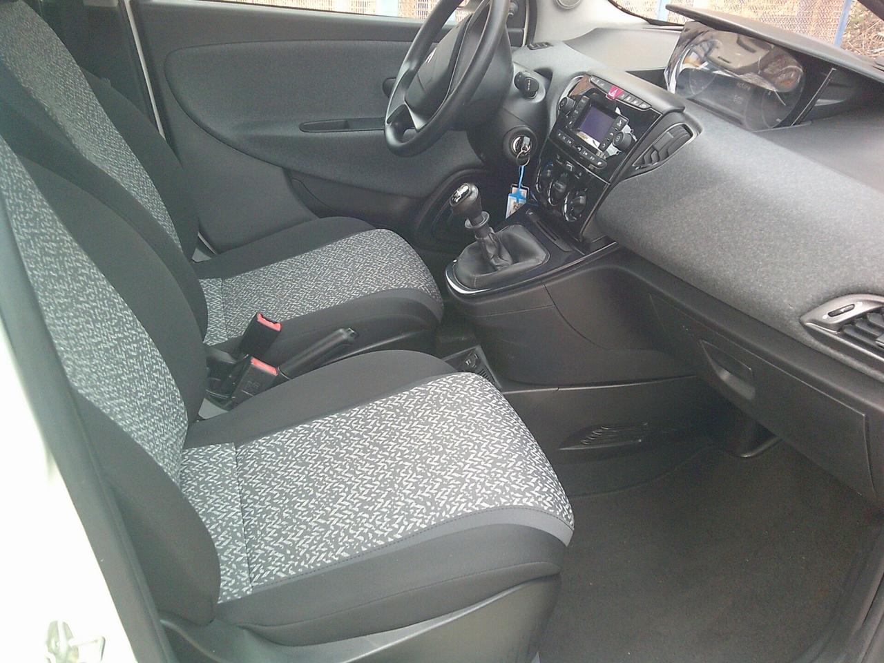 Lancia Ypsilon 1.0 FireFly 5 porte S&S Hybrid Ecochic Silver
