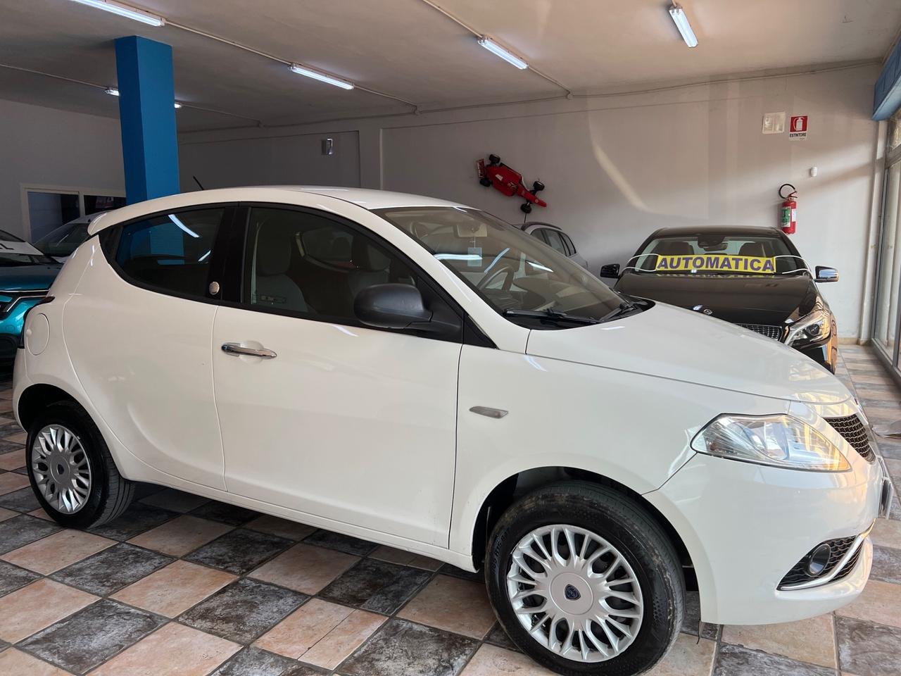 Lancia Ypsilon 0.9 TwinAir 85 CV 5 porte Metano Ecochic Platinum