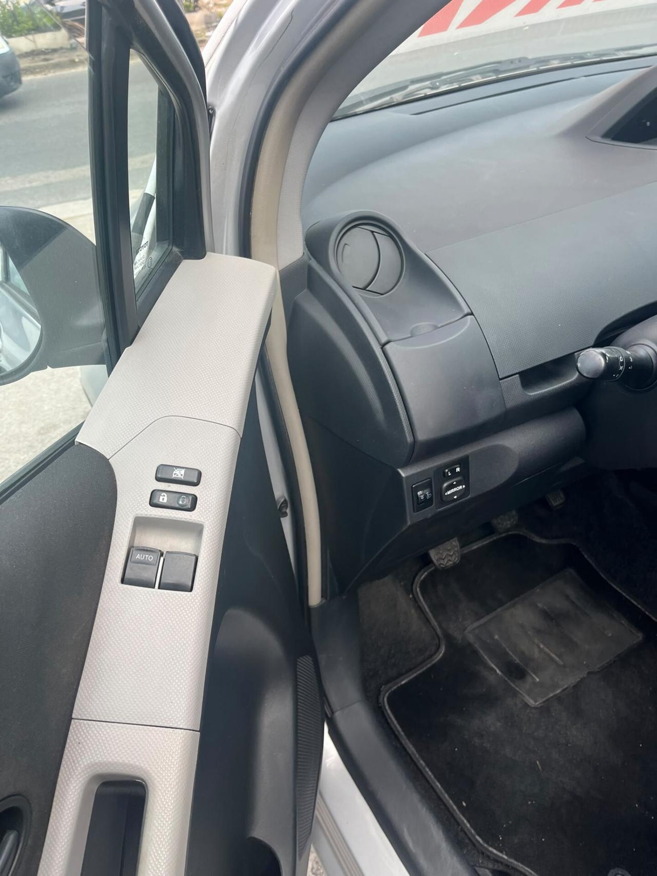 Toyota Yaris 1.0 5 porte Sol