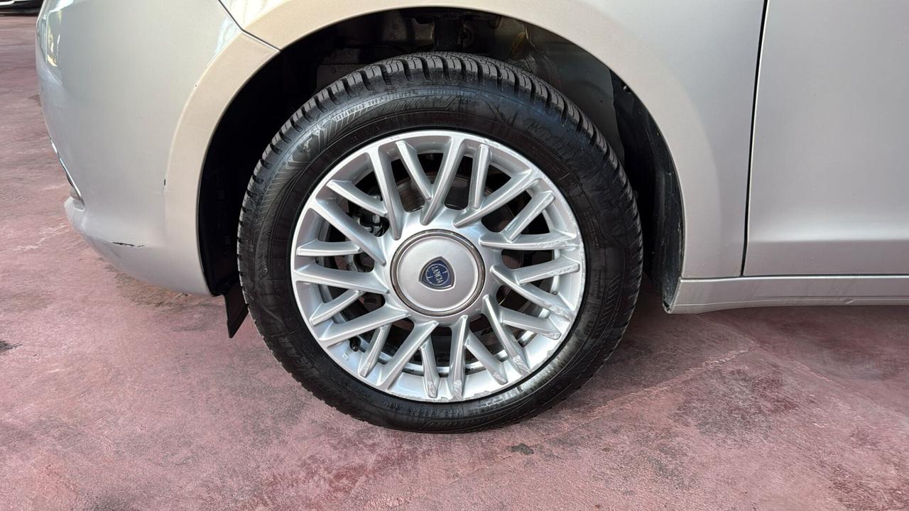 Lancia Ypsilon 1.2 69 CV 5 porte GPL Ecochic Silver