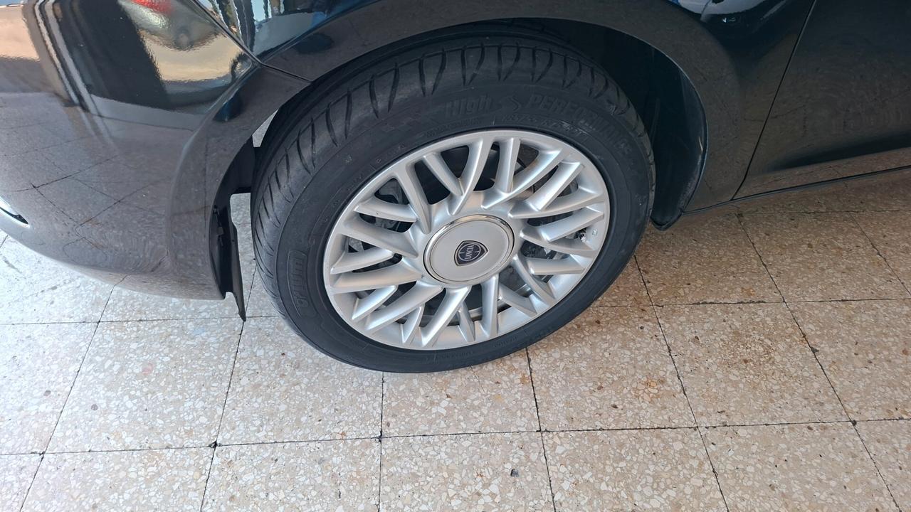 Lancia Ypsilon 1.2 69 CV 5 porte S&S Gold