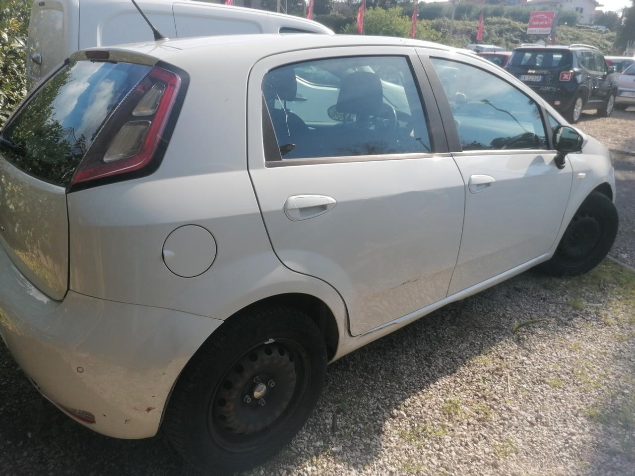 Fiat Punto 1.3 MJT 85 CV 5 porte €2200/scambi