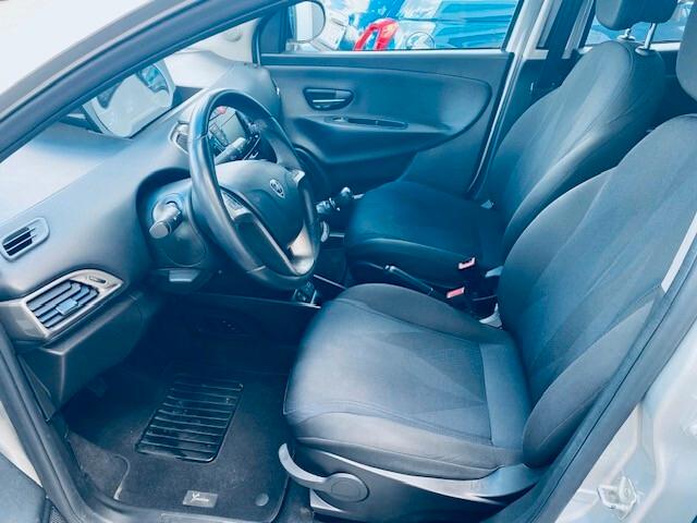 Lancia Ypsilon 1.0 FireFly 5 porte S&S Hybrid Ecochic Silver