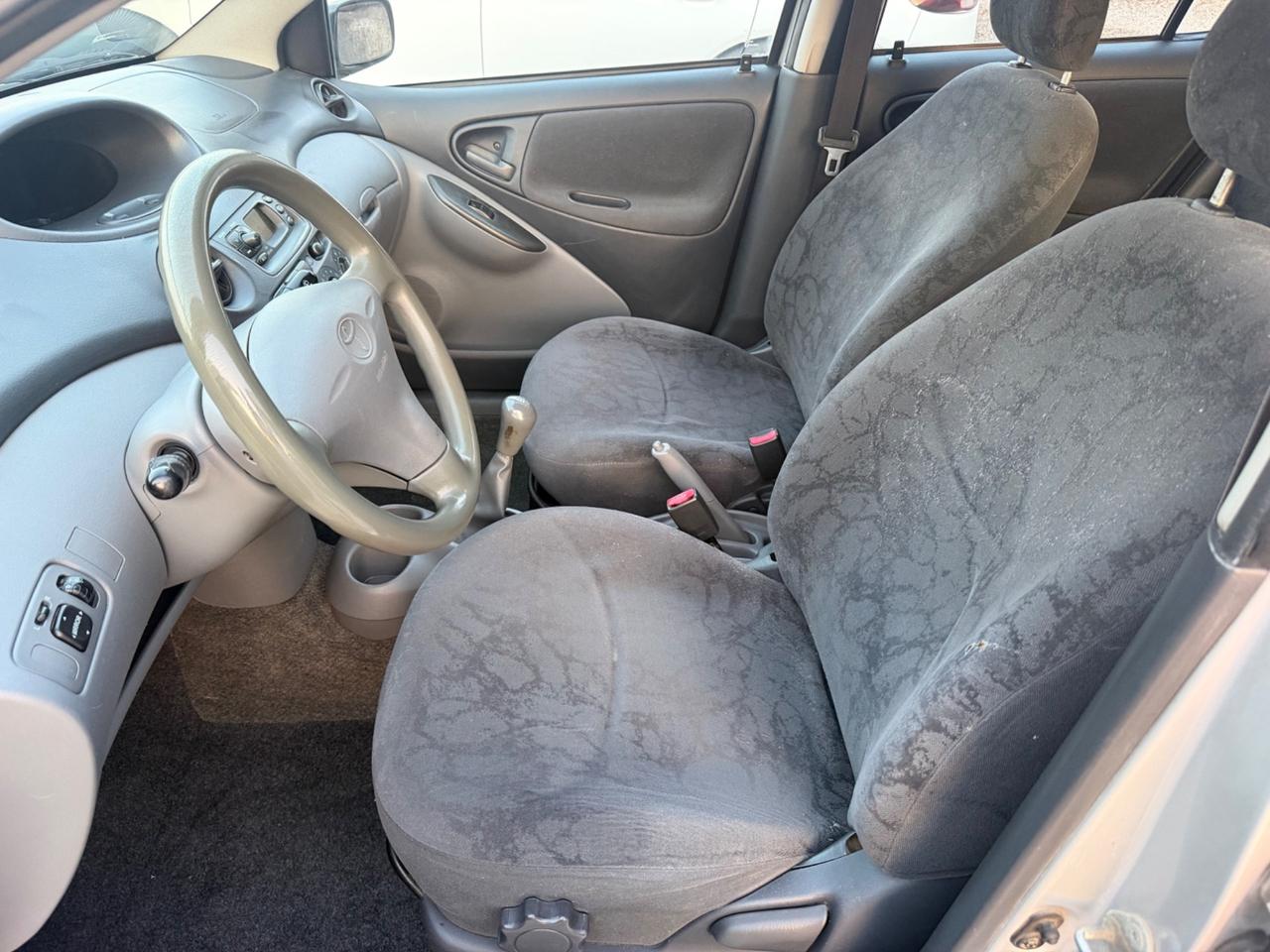 Toyota Yaris 1.0i 16V cat 5 porte Sol
