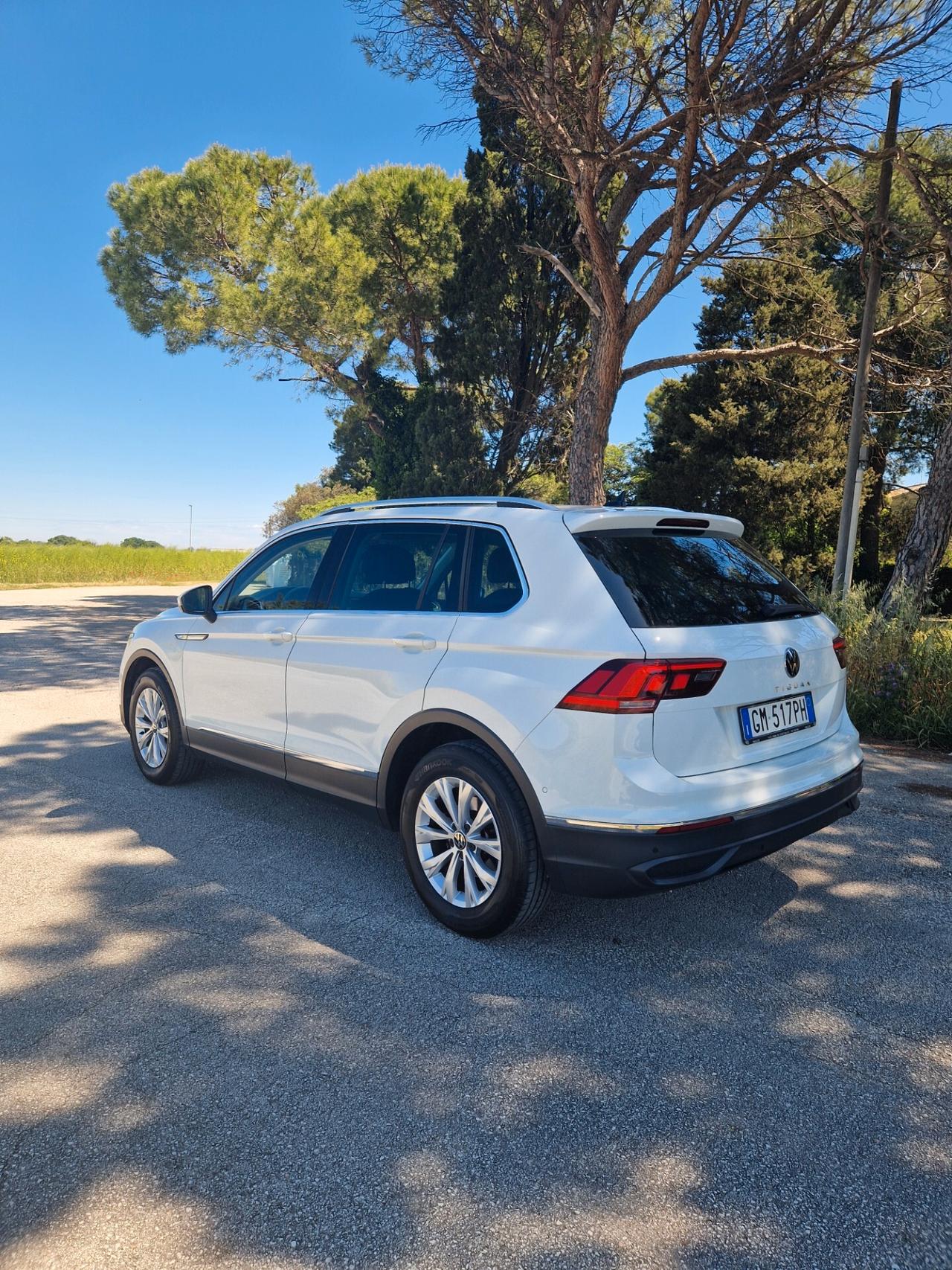 Volkswagen Tiguan 2.0 TDI SCR Life km 27.000 pari al nuovo