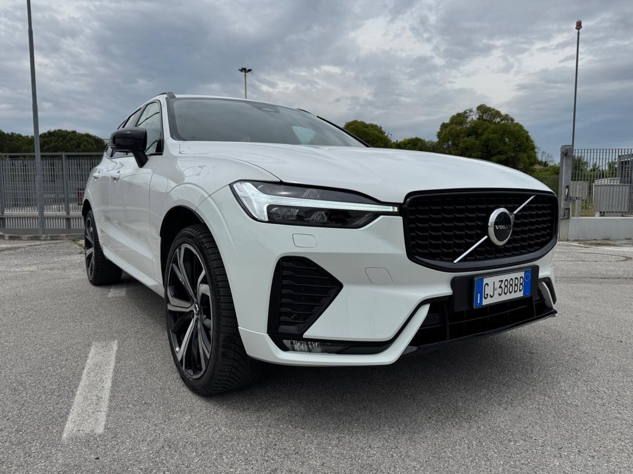 Volvo XC 60 B4 R-Design Plus Dark
