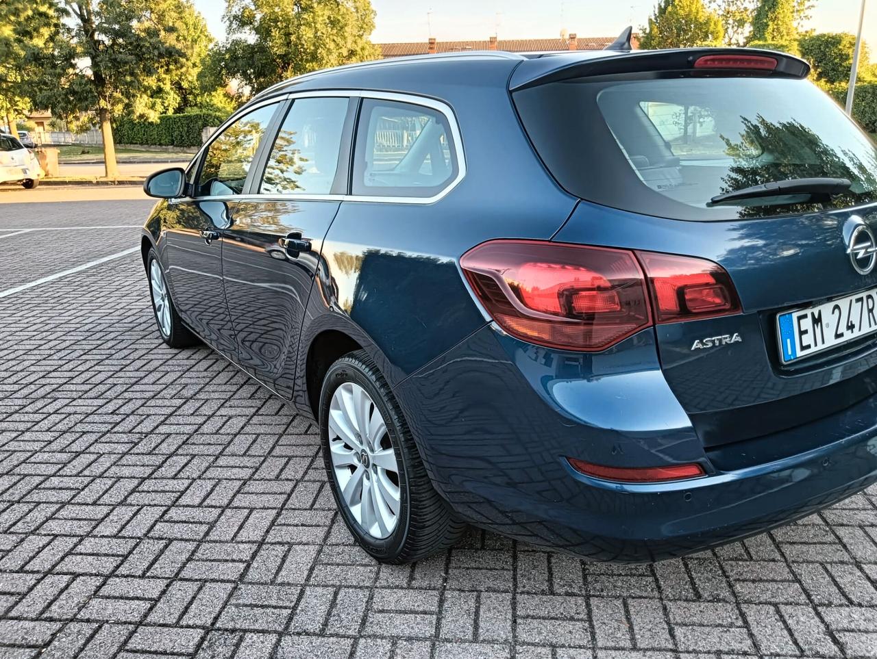 OPEL ASTRA..ANNO 2012....NEOPATENTATIIL..SENSORI DI PARCHEGGIO POSTERIORI ANTERIORE..NAVIGATORE. CRUYS CONTROL. CELL 320 147 1147 WUATSAPP. CELL 3276540940..PREZZO 530O€ TRATABILLE 0