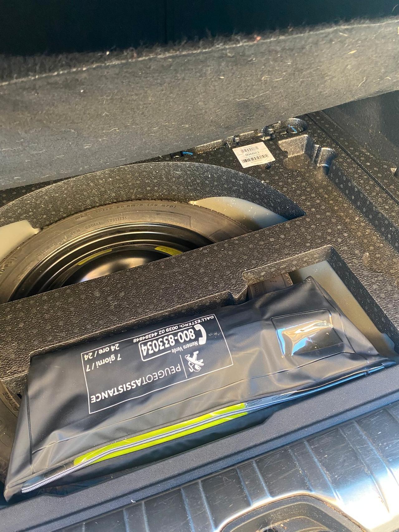 Peugeot 2008 BlueHDi 100 Black Matt