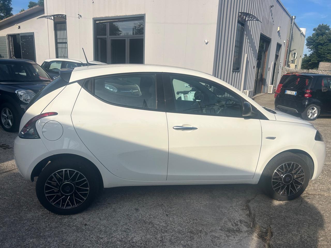 Lancia Ypsilon 1.0 FireFly 5 porte S&S Hybrid Platino