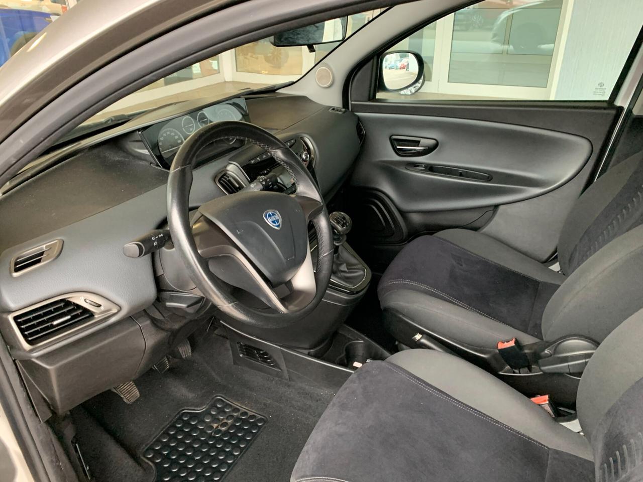 Lancia Ypsilon 0.9 TwinAir 85 CV 5 porte S&S Platinum