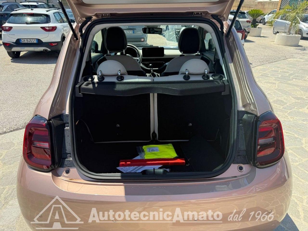 Fiat 500 Berlina Hybrid La Prima