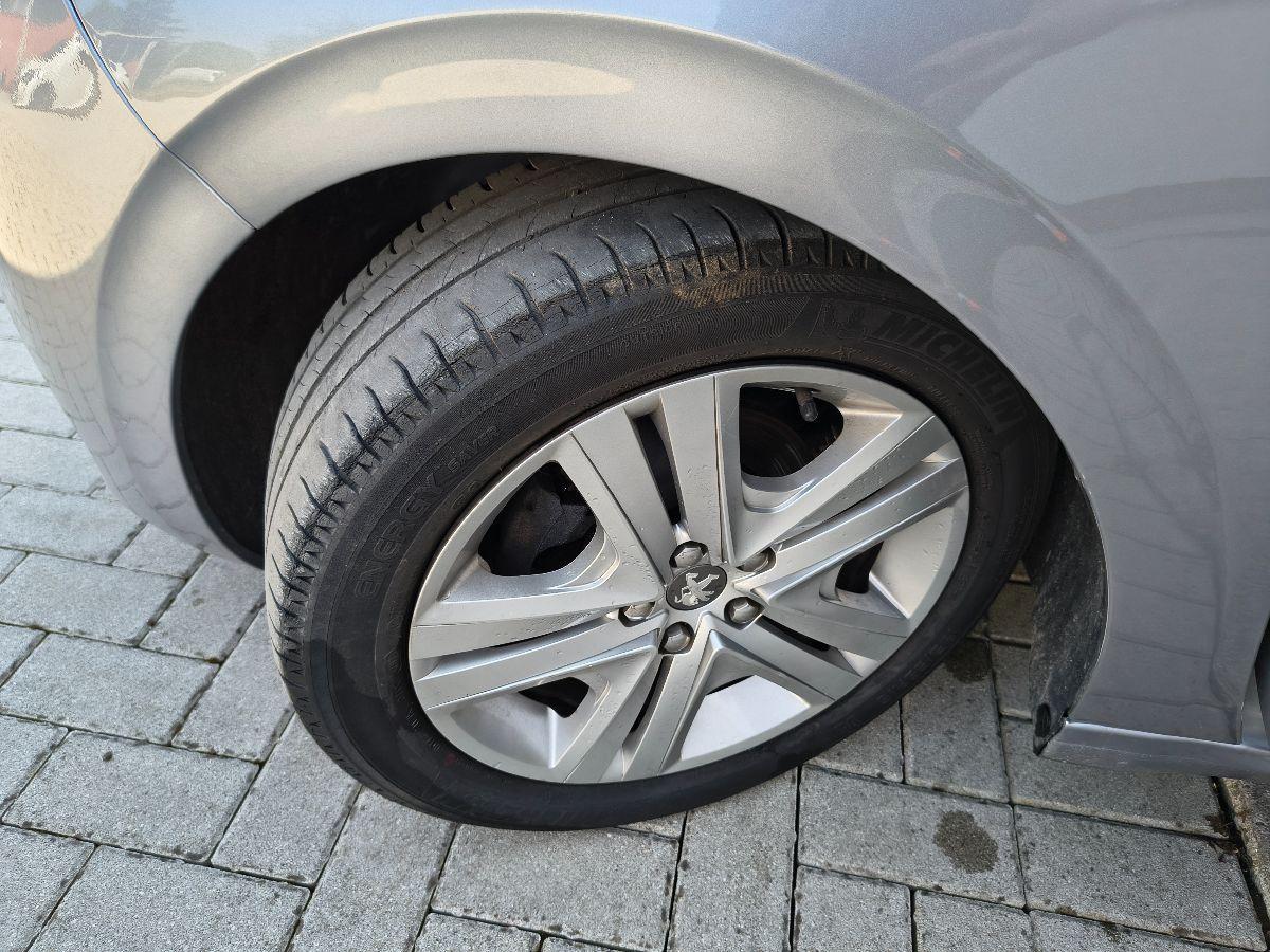 PEUGEOT - 208 - PureTech 82 5p. Touch