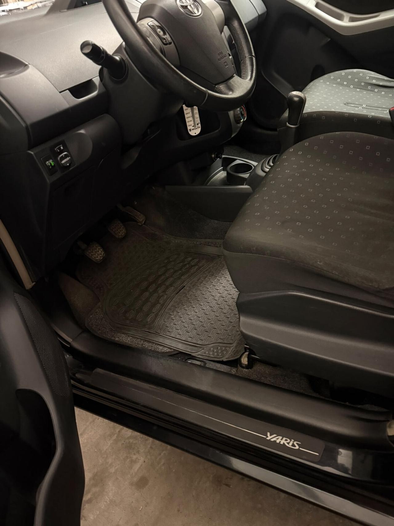 TOYOTA YARIS 1.0 BENZINA GOMMATA NUOVA