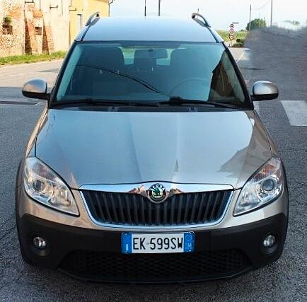 Skoda Roomster 1.2 TSI 86CV Scout CROSSOVER ASSETTO RIALZATO CLIMA AUTOMATICO SENSORI PARK