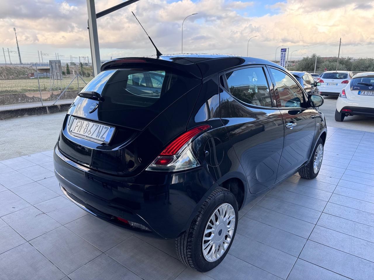 Lancia Ypsilon 0.9 TwinAir 85 CV 5 porte Metano Ecochic Platinum