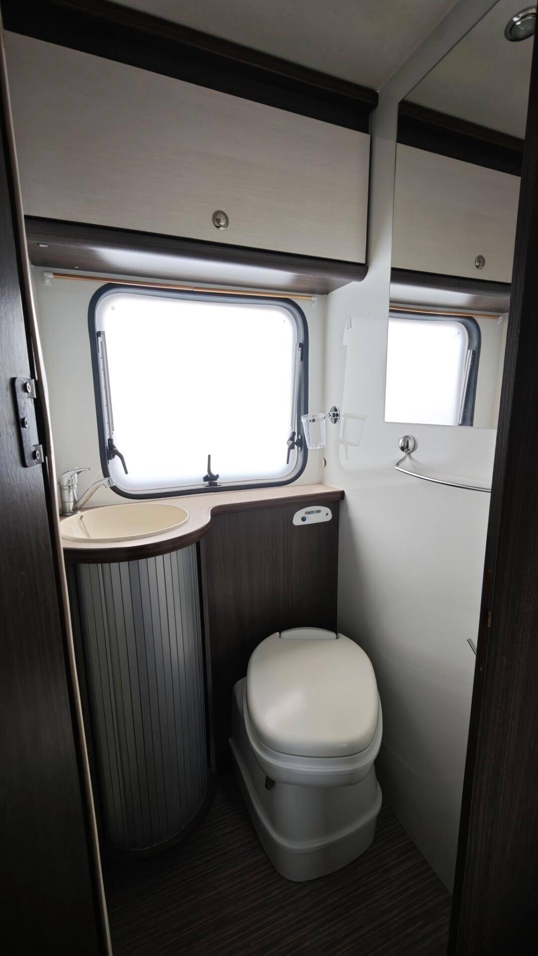 Noleggio Rimor 6 posti viaggio e letto con garage Katamarano mansardato full optional