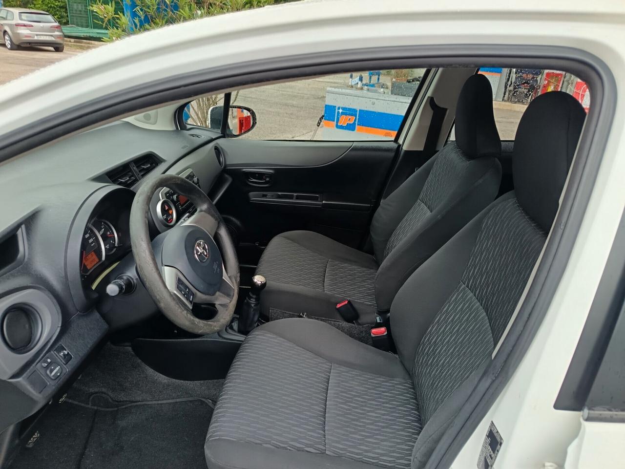 Toyota Yaris Lounge 1.0 benz2012 km originali!!!