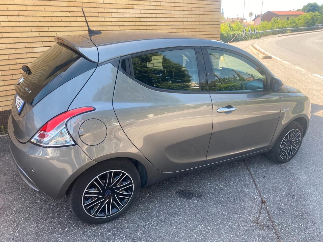 Lancia Ypsilon 1.0 FireFly 5 porte S&S Hybrid Ecochic Gold