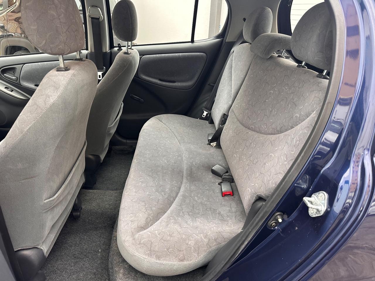 Toyota Yaris 1.0i 16V cat 5 porte Sol