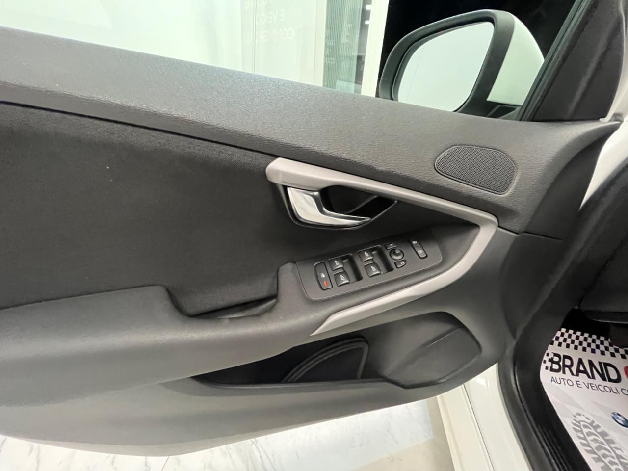 Volvo V40 D2 1.6 Momentum Unipro 2015