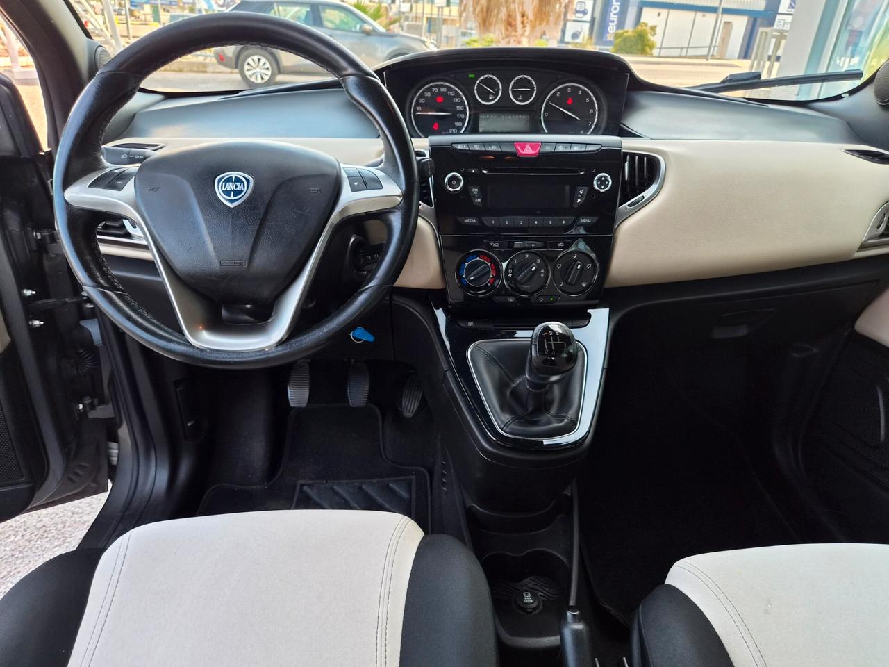 Lancia Ypsilon 0.9 TwinAir 85 CV 5 porte Metano Ecochic Silver