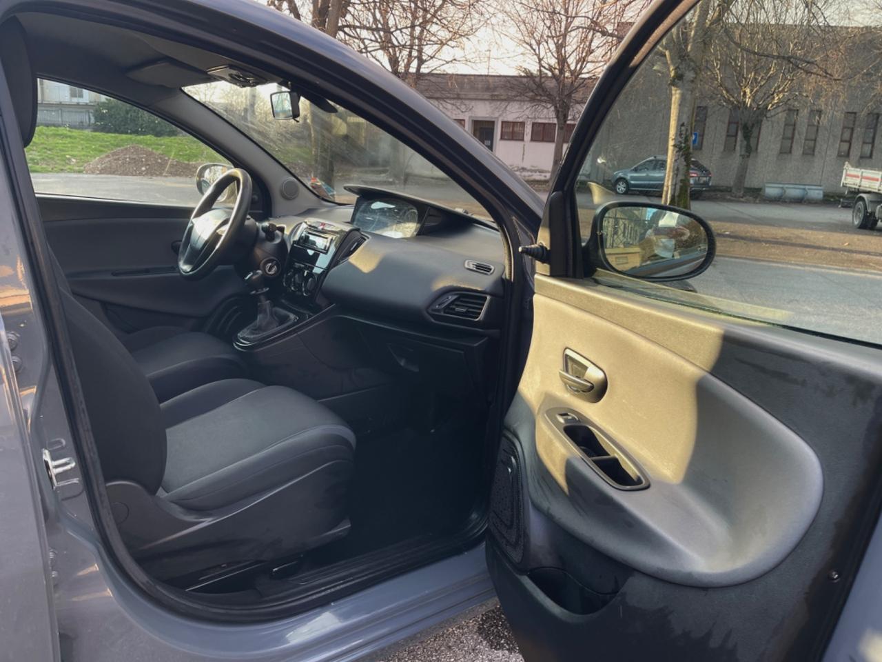 Lancia Ypsilon 1.2 69 CV 5 porte Platinum per Neopatentati 2016