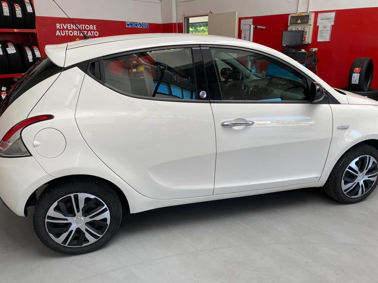 Lancia Ypsilon 1.2 69 CV 5 porte GPL Ecochic Silver