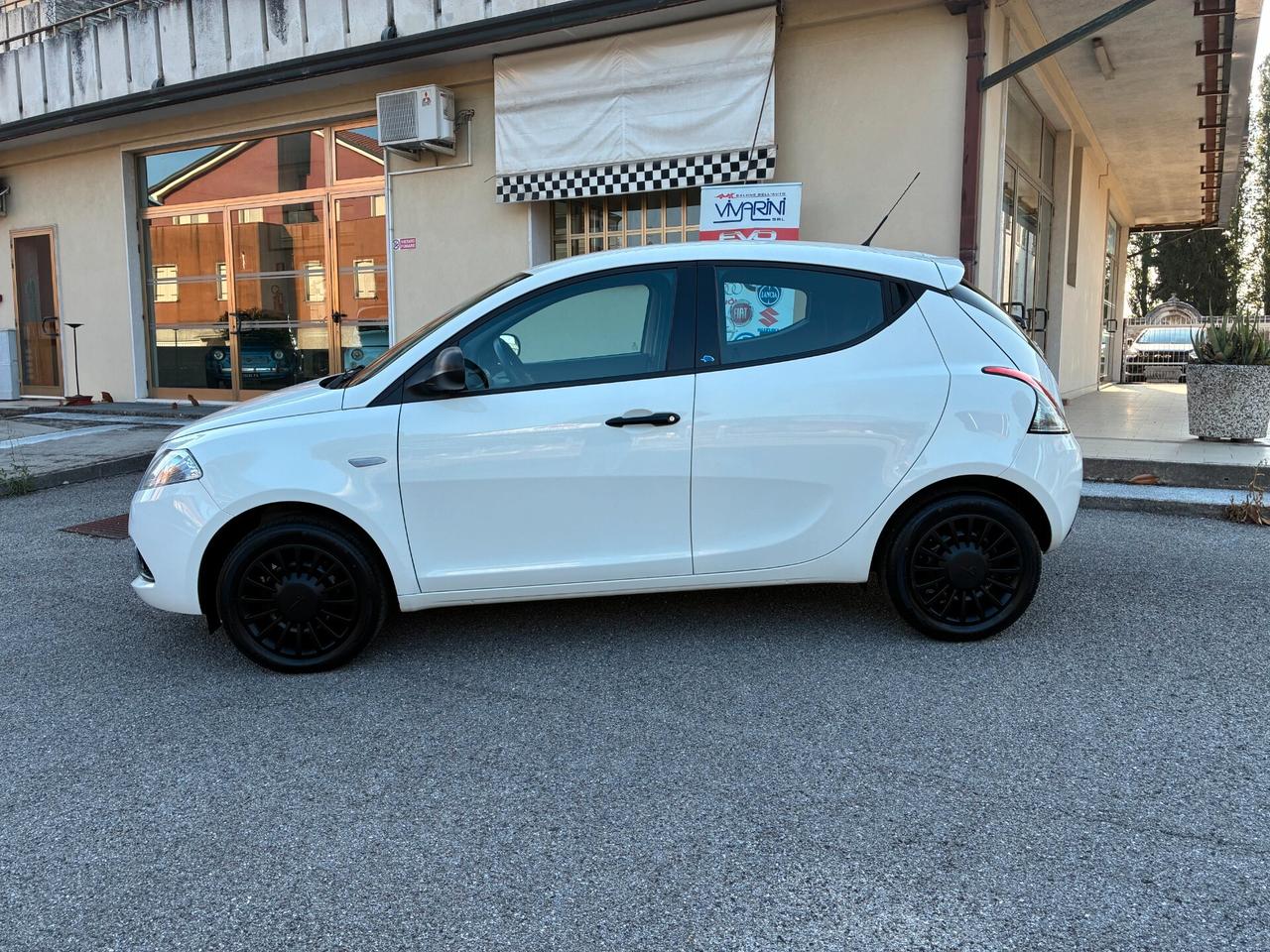 Lancia Ypsilon 1.2 69 CV Elefantino Blu 5 POSTI