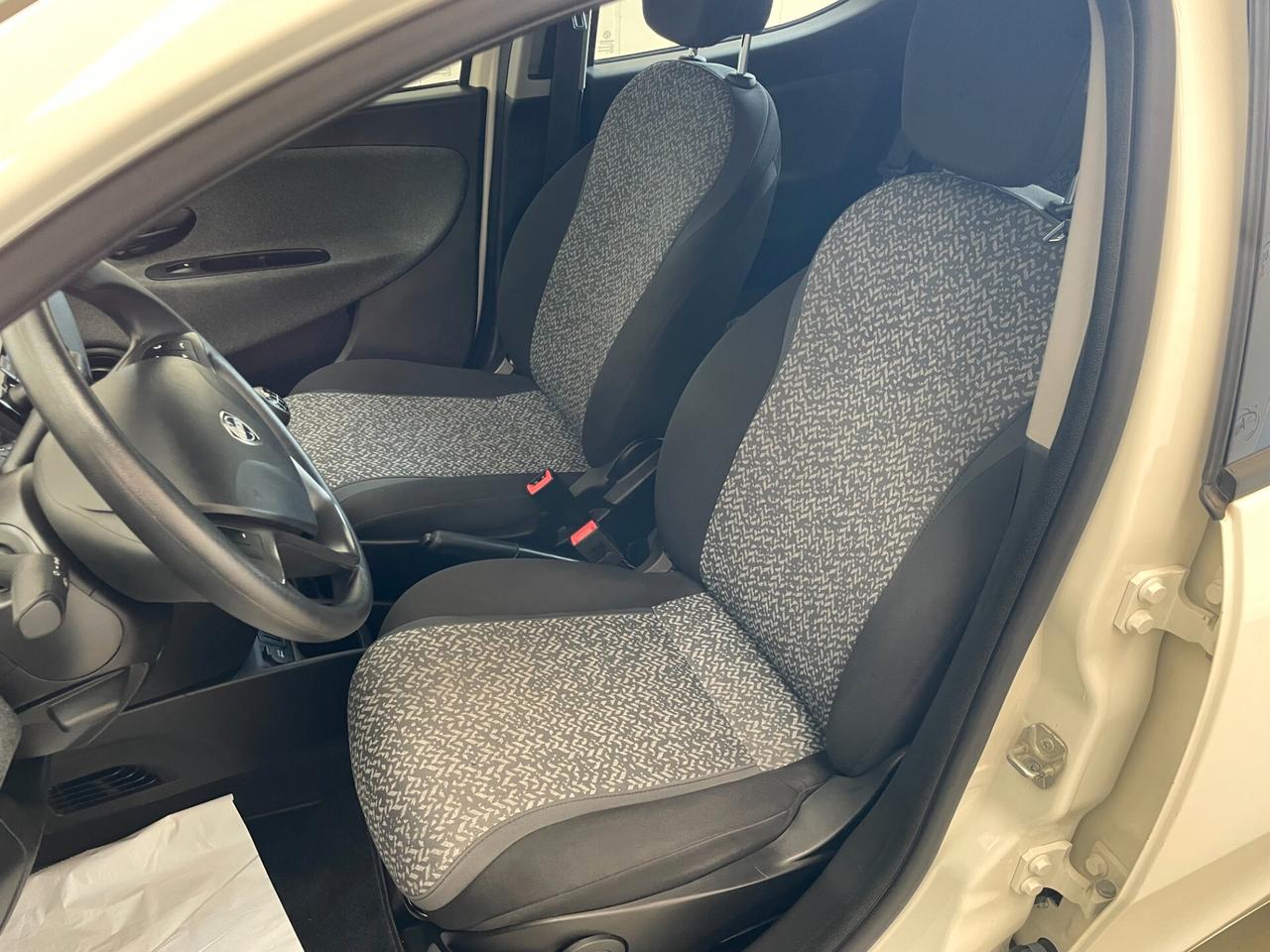 Lancia Ypsilon 1.0 FireFly 5 porte S&S Hybrid Silver