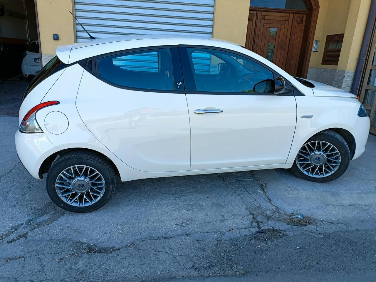 Lancia Ypsilon 1.2 Gold - 2012