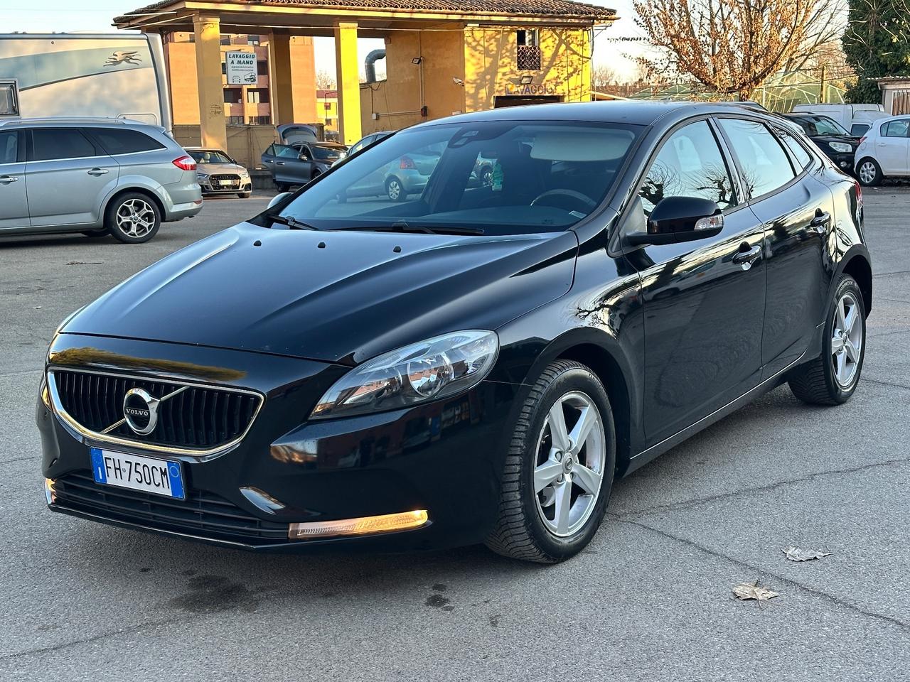 Volvo V40 D2 R-DESIGN MOMENTUM X NEOPATENTATI