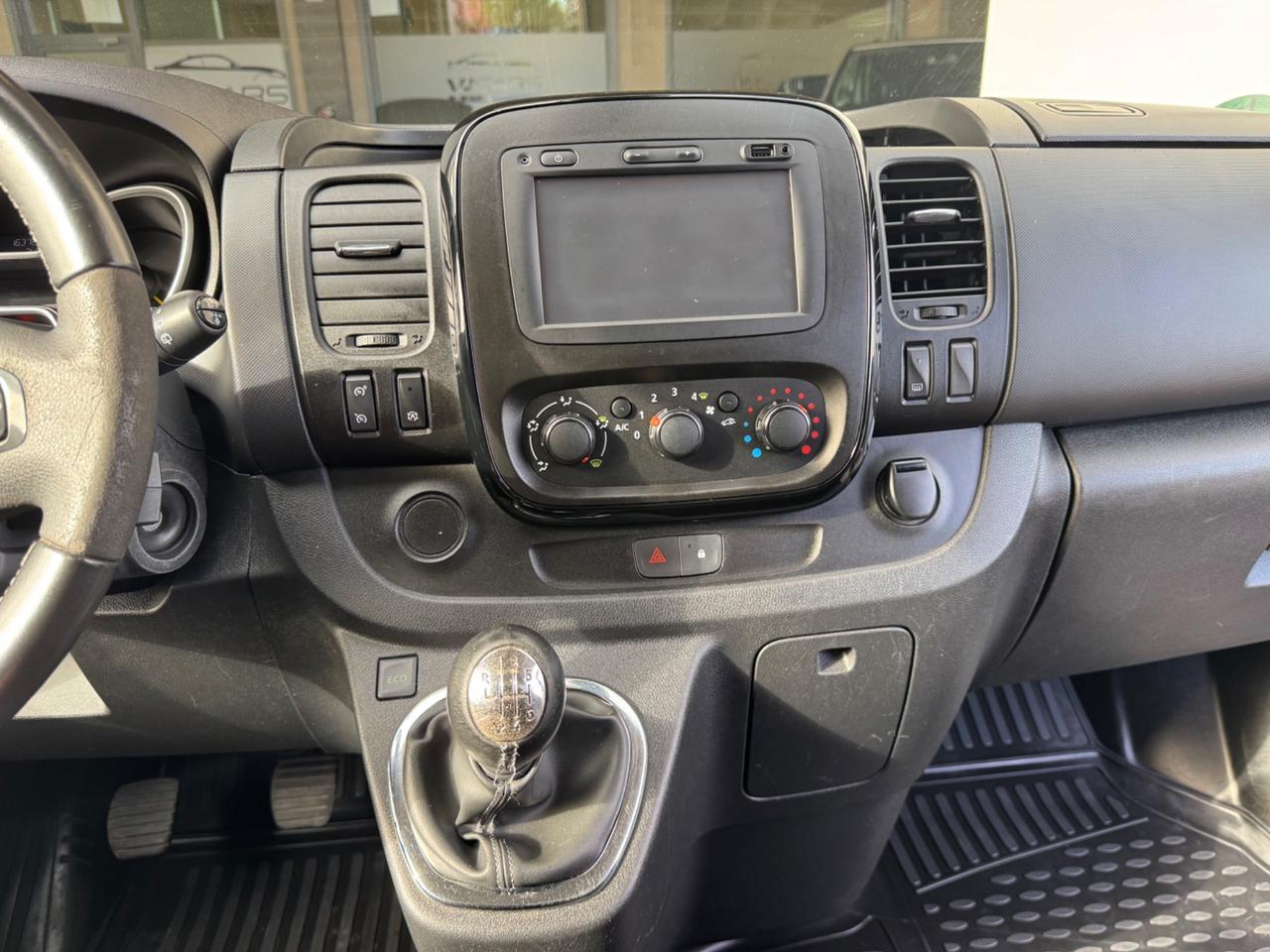 Opel Vivaro 9 posti passo lungo