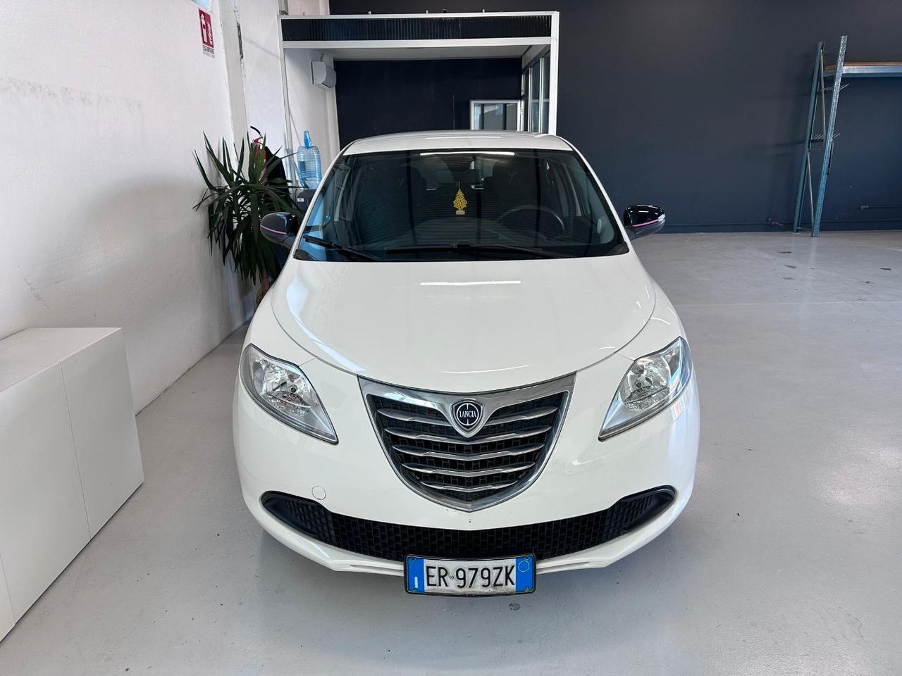 Lancia Ypsilon 5 Porte Ypsilon 1.2 8v Silver 69cv