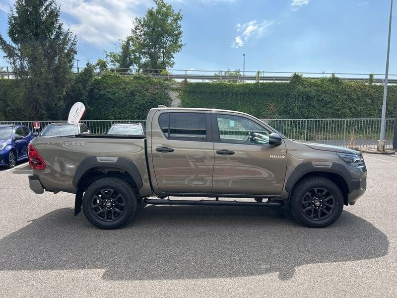 Toyota Hilux 2.4 D-4D A/T 4WD 4 porte Double Cab Invincible IVA ESPOSTA COMPRESA