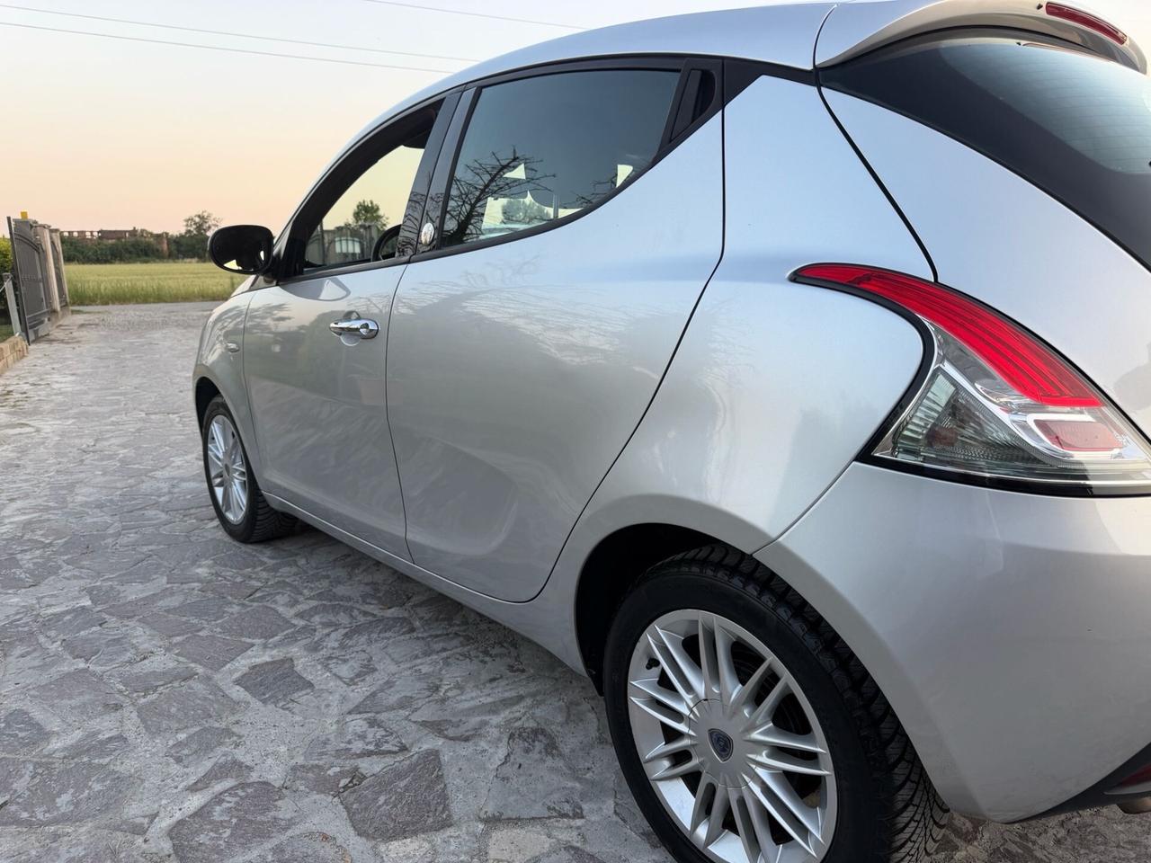 Lancia Ypsilon 1.2 69 CV 5 porte GPL Ecochic Gold neopatentati
