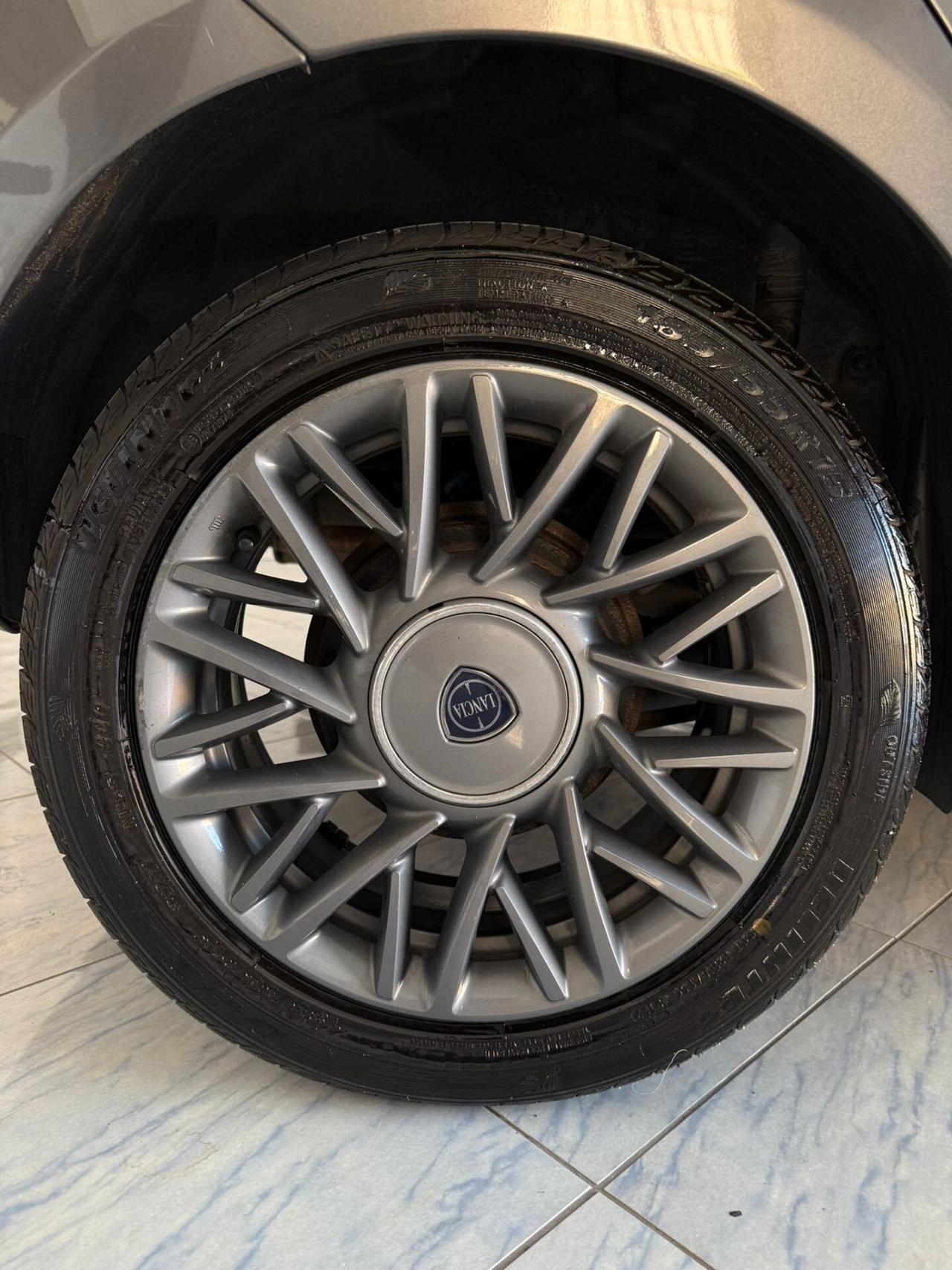 Lancia Ypsilon 1.2 69 CV 5 porte Silver