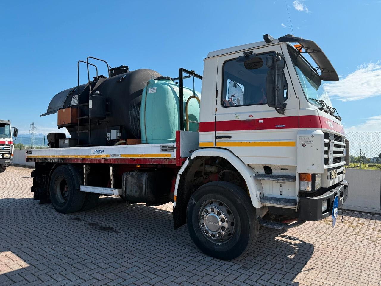 Scania P93.220 Cisterna bitume con asfaltatrice