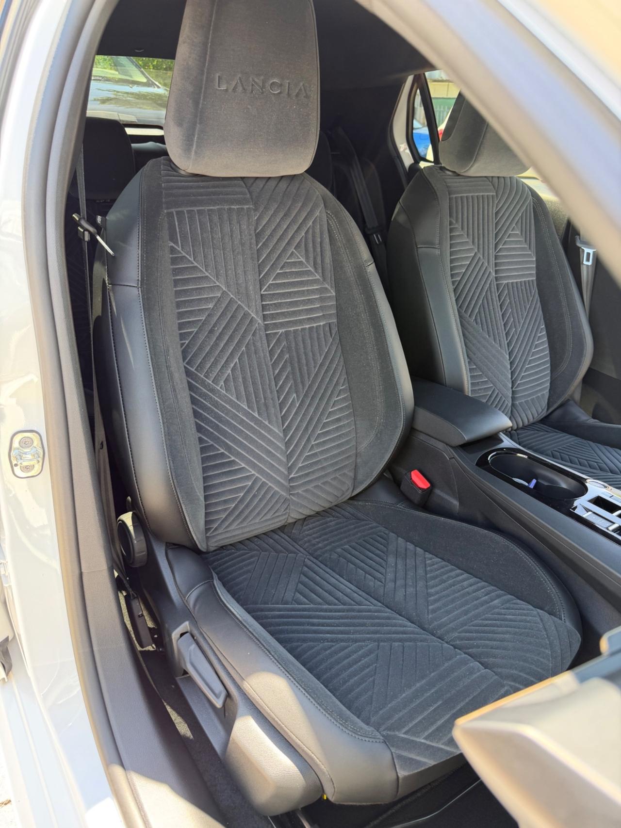 Lancia Ypsilon Hybrid e-DCT LX