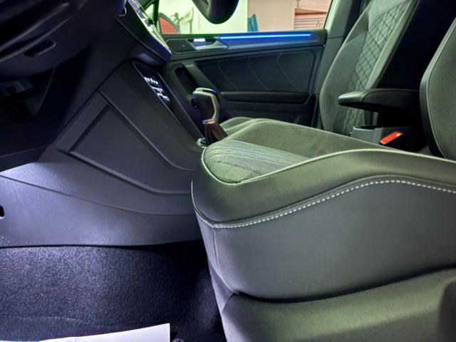 VOLKSWAGEN Tiguan 2.0 TDI 150 CV SCR DSG R-Line LUCI AMBIENTE