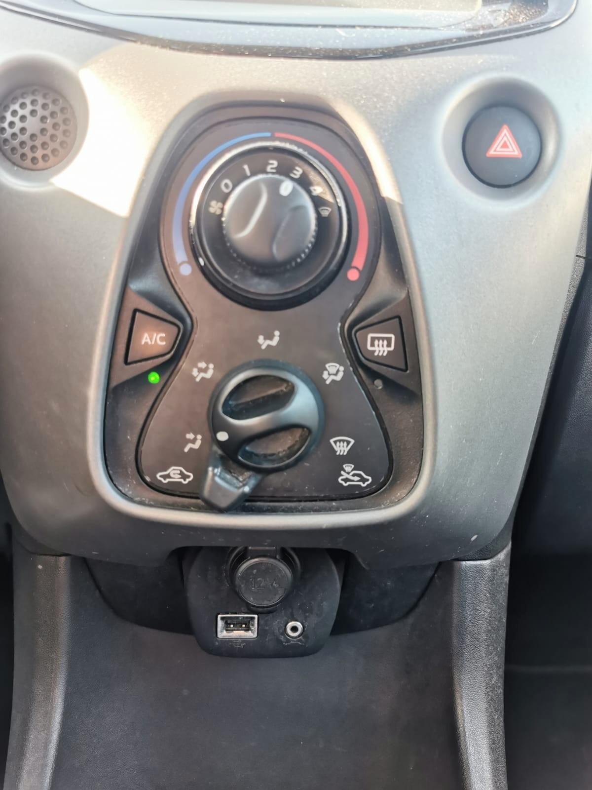 Toyota Aygo Connect 1.0 VVT-i 72CV 5P. x-business MMT