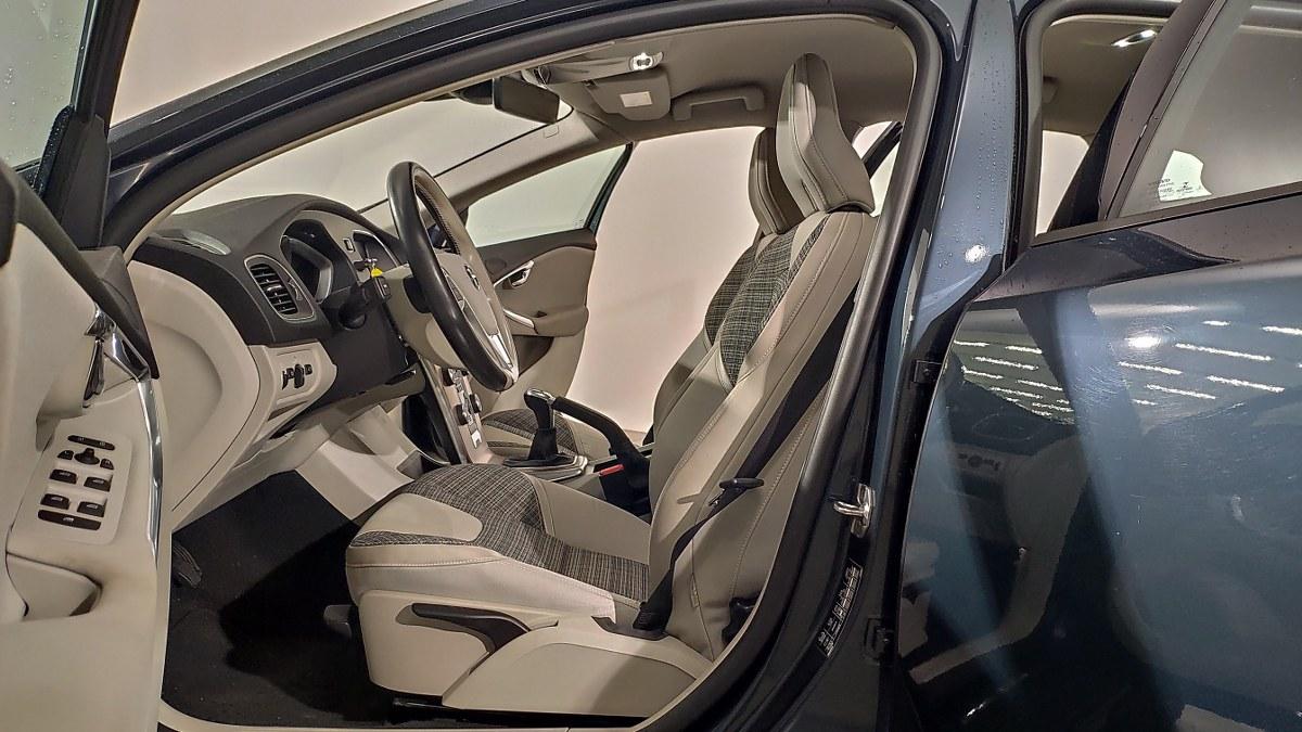 VOLVO V40 Cross Country D3 Momentum