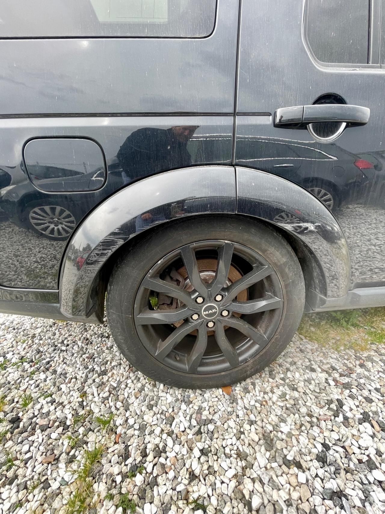 Land Rover Discovery 4 3.0 SDV6 245CV Black&White Limited Edition