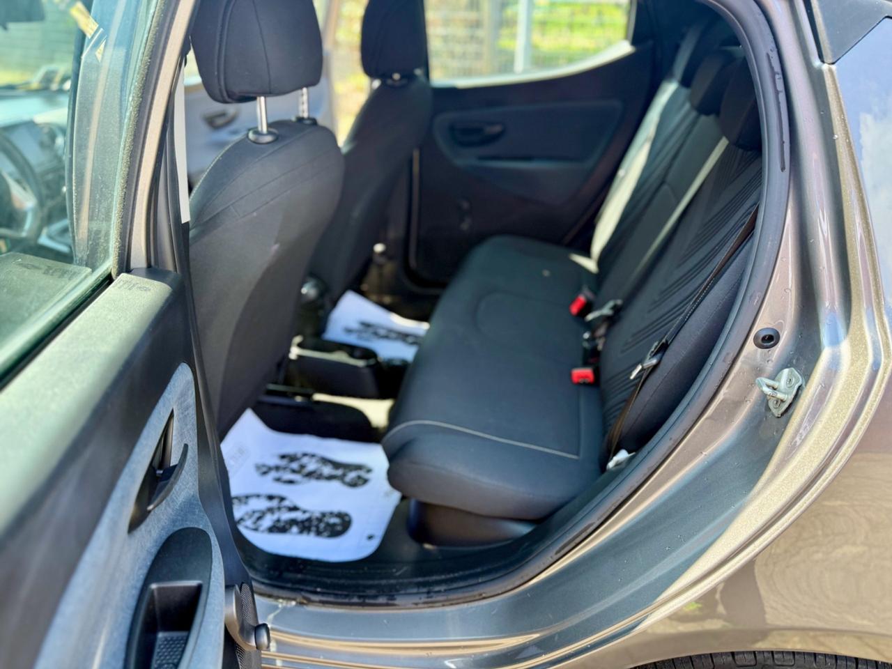 Lancia Ypsilon 1.0 FireFly 5 porte S&S Hybrid Ecochic Silver