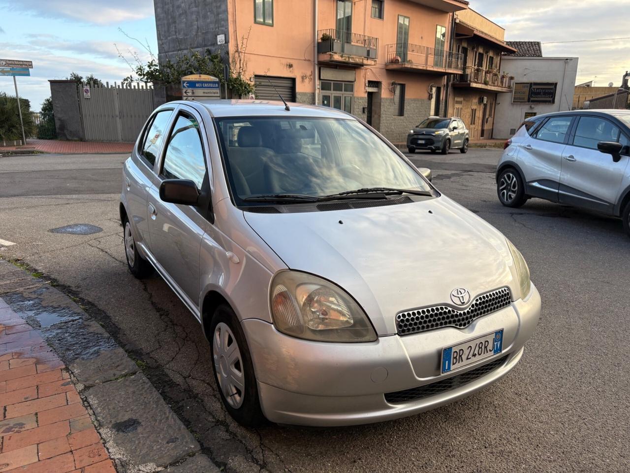 Toyota Yaris 1.0i 16V cat 5 porte Sol