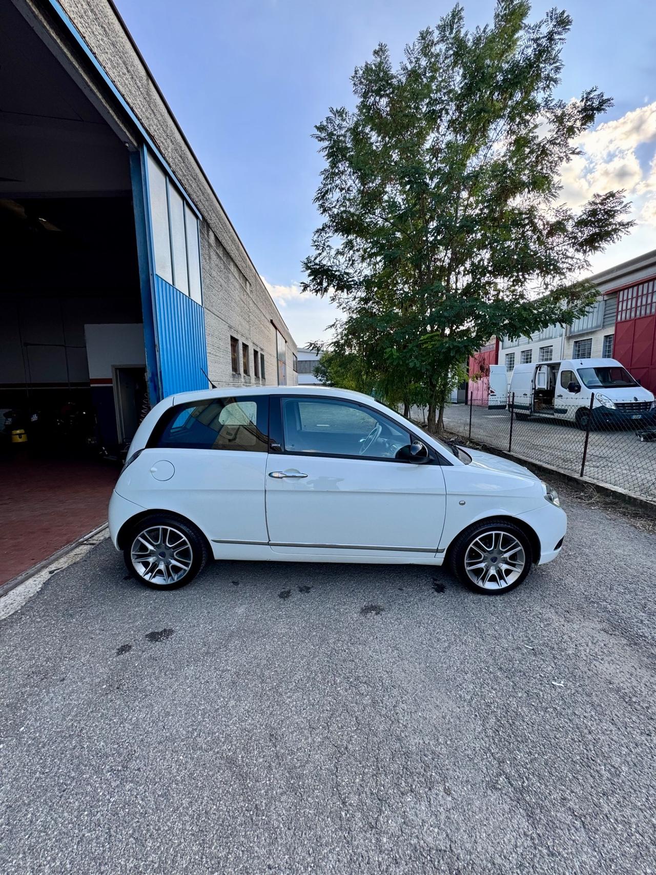 Lancia Ypsilon 1.2 69 CV Unyca