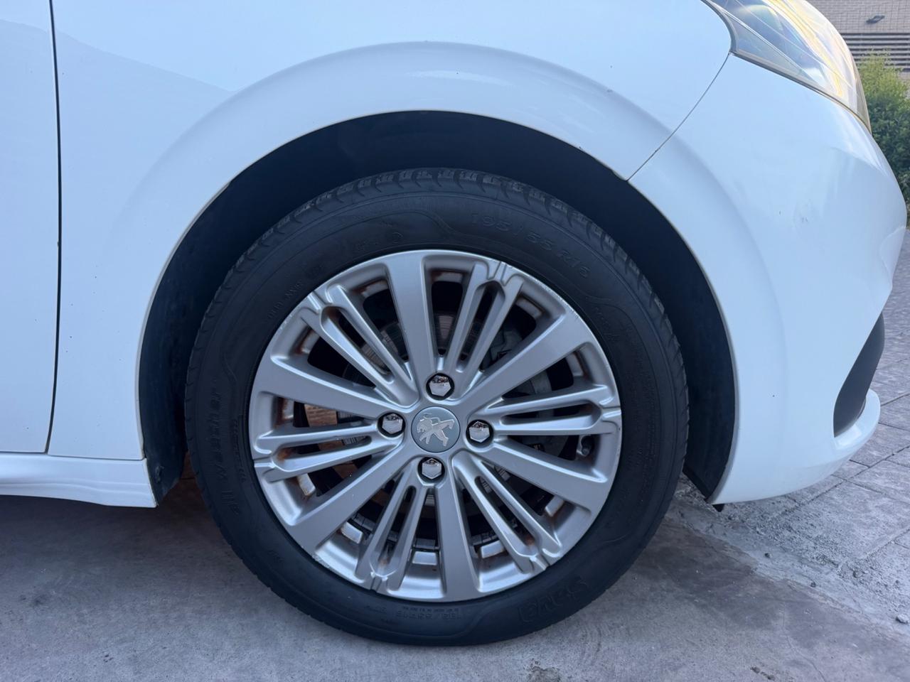 Peugeot 208 PureTech 82 5p. GPL Allure