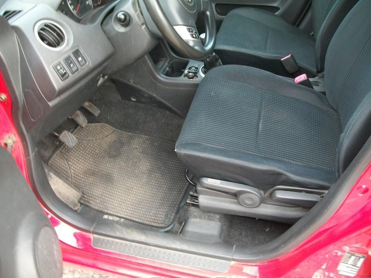 Suzuki Swift 1.3 5p. GLX KM 200.300 CC 1328 BENZINA EURO 04 REVISIONE SCADE 30/06/2026 BOLLATA 30/06/2026 SI NEOPATENTATI UNICO PROPRIETARIO GIA FATTA LA FRISIONE GOMMATA 95/100 GARANZIA UN ANNOCOME NUOVA