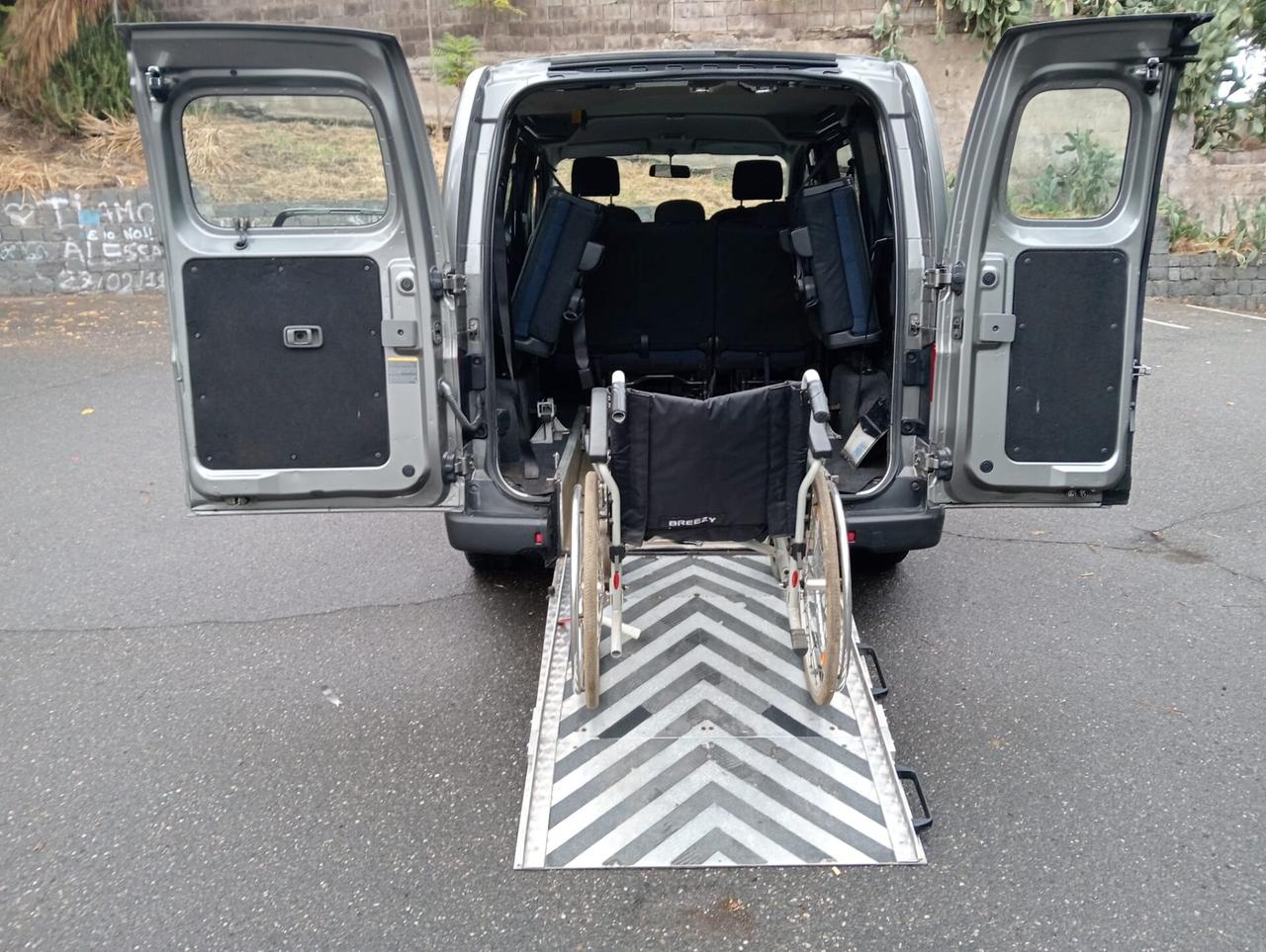 Nissan NV200 Pianale ribassato con rampa disabili in carrozzina