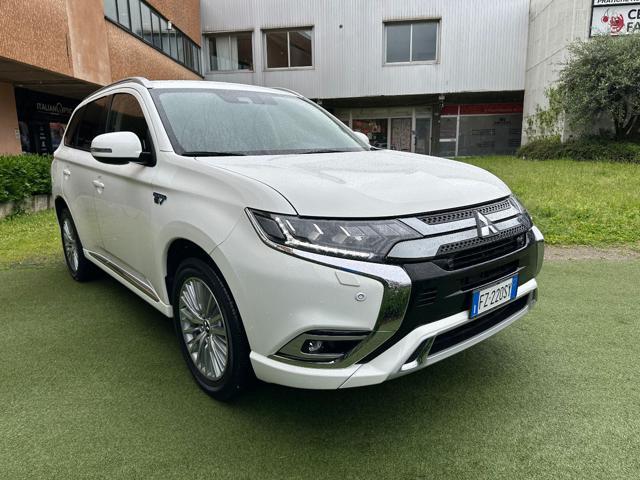 MITSUBISHI Outlander 2.4 MIVEC 4WD PHEV Instyle Plus 25000KM UNIPROP
