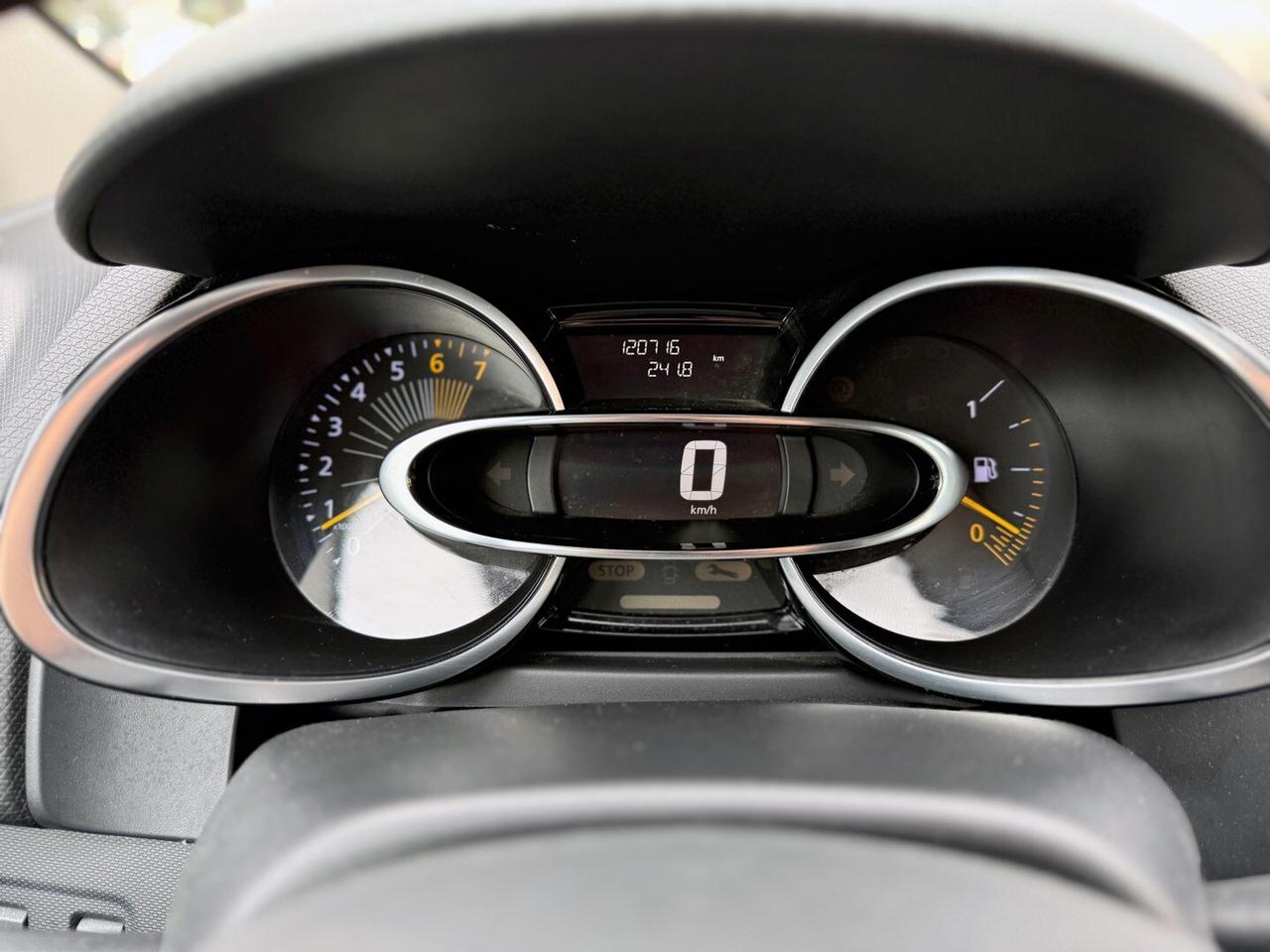 Renault Clio 1.2 75CV 5 porte - 2015 *NEOPATENTATI*GARANZIA*